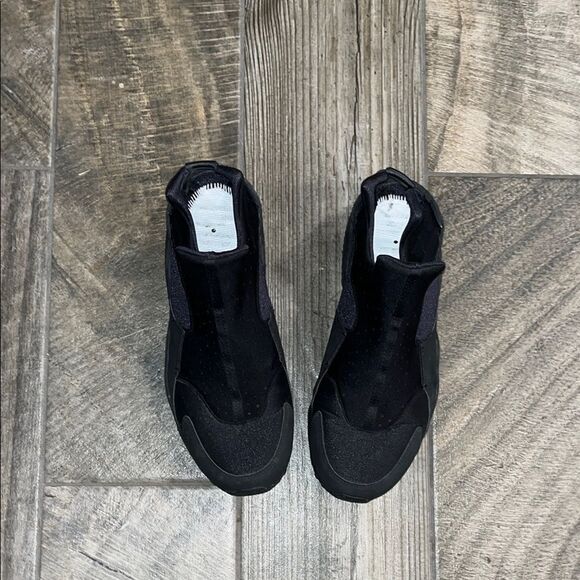 Black Minimalist Knit Sneakers - Picture 2 of 4
